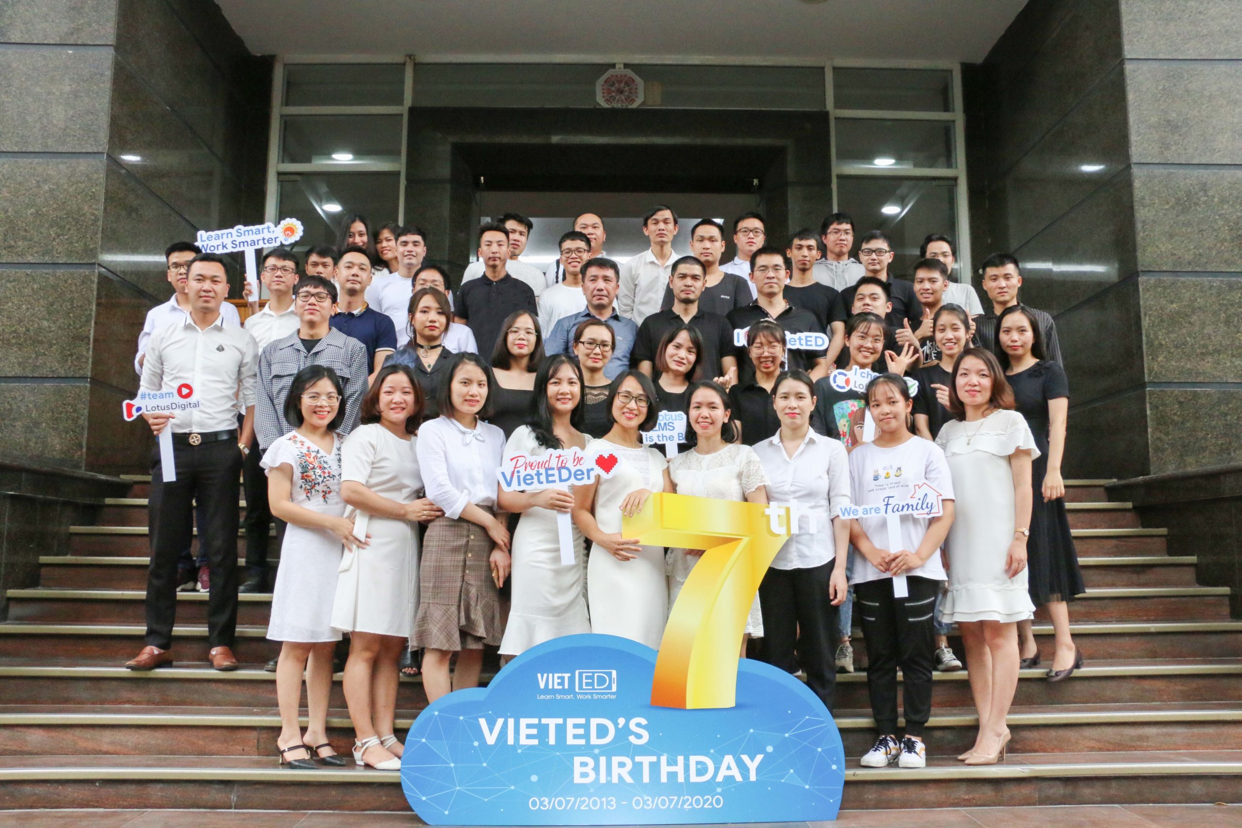 Tập thể VietED chụp ảnh kỷ niệm mừng sinh nhật 7 tuổi